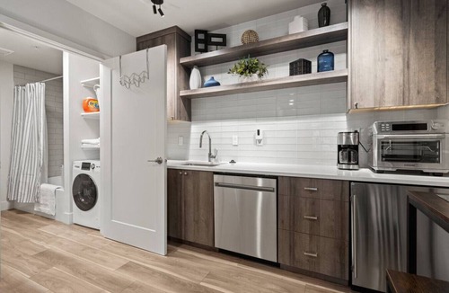 Walluga Apartment | Lake Oswego Quiet Ground Level Condo Private Entrance - Pet Friendly!
