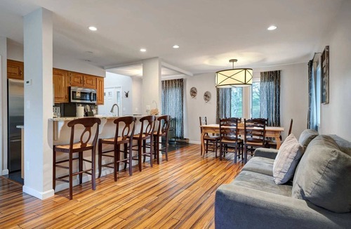West Hartford Condo | Lakeland Village Condo with Golf Course Views