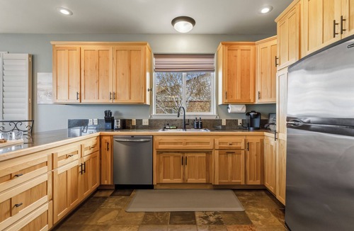 Altamont House | Lakeside Leisure, Hot Tub, Golf Course, Sleeps 10, Lakefront, Near Crater Lake