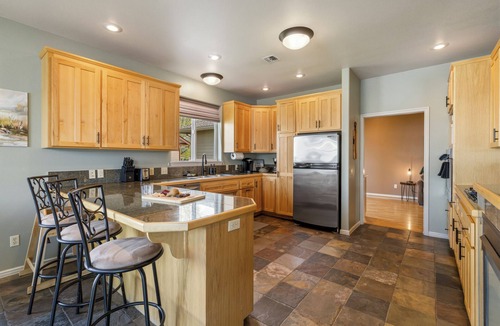 Altamont House | Lakeside Leisure, Hot Tub, Golf Course, Sleeps 10, Lakefront, Near Crater Lake