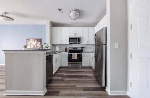 Raritan Apartment | Landing | Stylish 1BD, Courtyard, Tennis Court