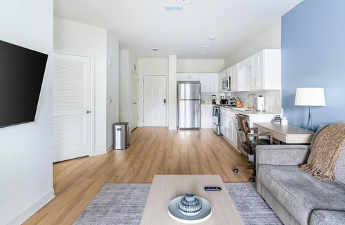 Bellview Apartment | Landing | Stylish 1BD, Pool, Gym