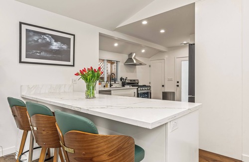 Hollywood Hills West House | Laurel Canyon Modern 2BR-2BA Cottage-Monthly Stay, Remote Work, Hollywood Hills