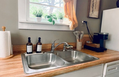 Old Irving Park House | Little White House Studio w/Full Kitchen