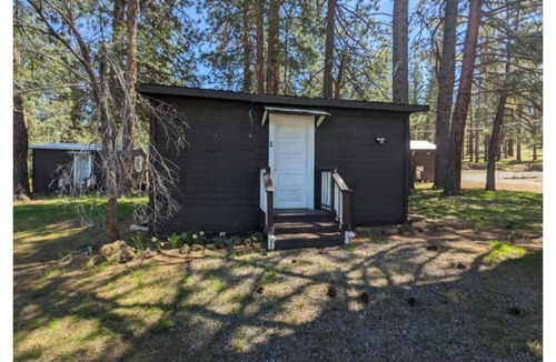 Tulelake RV Rental | Lodging 7, Cabin 7: Queen, 2 twins, kitchen with necessities and hot water