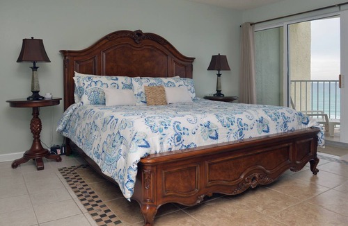 Long Beach Condo | Long Beach Resort 1-Bedroom Condo Includes 2 Seasonal Beach Chairs with Umbrella