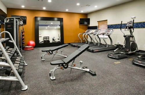 Tigard House | Look No Further! FREE Parking & Pool, Minutes to Museum of Science & Industry