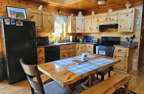 Schellsburg Cabin | Lovely and rustic 3-bedroom cabin in Cairnbrook for a relaxing getaway