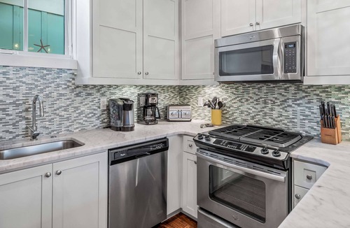 Watercolor Apartment | Luxe Full Loaded Carriage Apt w Amenities by Beach