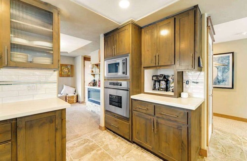 Bayshore House | Luxurious home with 3 suites, 3 fireplaces, game room & hot tub - walk to beach
