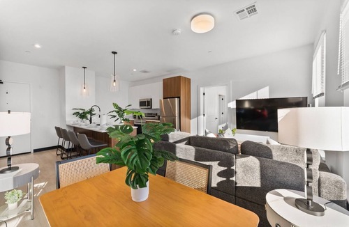 Everett Apartment | Luxury 2bd/2ba in Everett 86b3