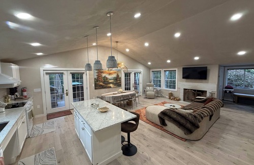 Bass Harbor House | Luxury 3/2, Wheelchair access, Hot Tub+Lift, Yard, Fireplace Walk to Lighthouse