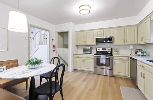 Park Forest Village House | Luxury 4 Bedroom House - Mins to PSU, Sleeps 10 Guests, Large Living Spaces, Pool Table