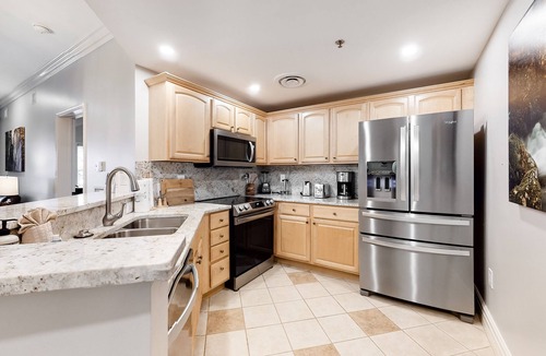 Gatlinburg Condo | Luxury condo steps from downtown with hot tub, pool, & free attraction tickets