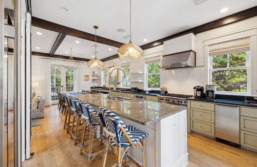 Cottage District House | Luxury Cottage with Pool and Ping Pong