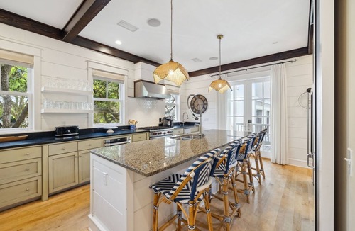Cottage District House | Luxury Cottage with Pool and Ping Pong