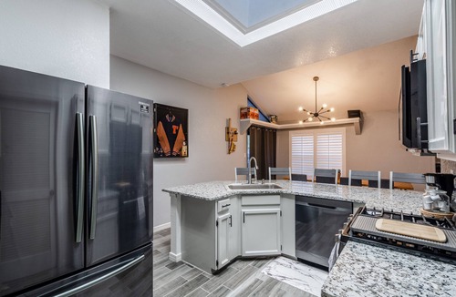 Northeast El Paso House | LUXURY EL PASO THEMED HOME W/FUTURISTIC SHOWERS