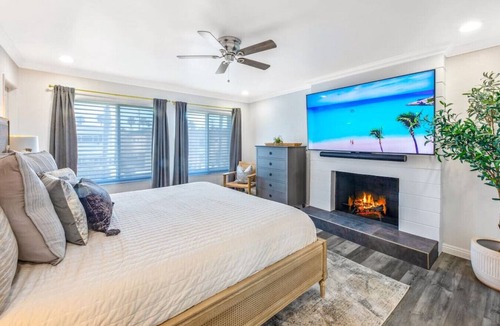 Huntington Beach Condo | Luxury Family Beach Retreat- Stunning 3BR Townhome- FirePit-EV Charger- Pets ok