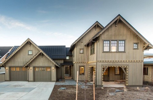 Bend House | Luxury living and scenic views of Tetherow, just off the 18th green. 5Bed, 4Bath