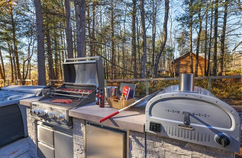 Blakeslee Ski Chalet | Luxury Poconos Summer Stay! 8BR Kayaks, Sauna, Hot Tub Sleeps 18
