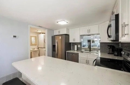 Sunnyside Condo | Luxury Renovated Beach & Lake Retreat ◇ Pinnacle Paradise Between the Shores