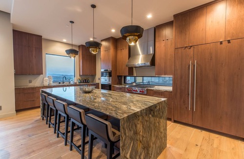 Ivins House | Luxury Service 4 Bedroom & Bunkroom - Sleeps 19 - Daily HK