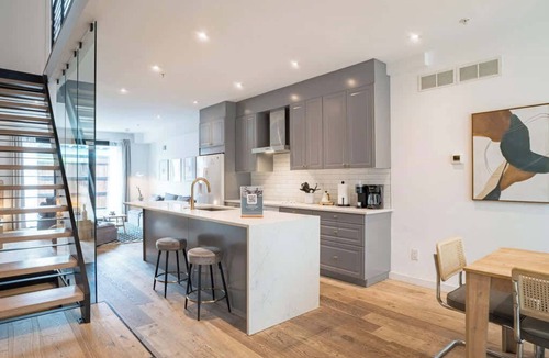 Olde Kensington House | Luxury Townhome 13 | Free Park | Hosted StayRafa