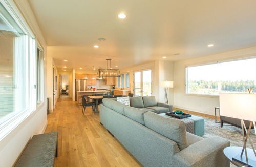 Bend House | Luxury + views ~ 7 mins to downtown ~ resort ~ hot tub ~ wifi ~ BBQ ~ Bend ~ 🐶