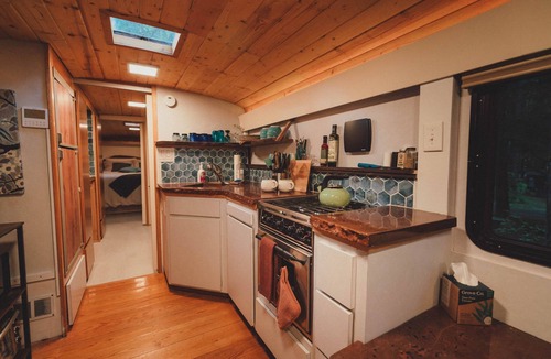 Sunny Valley House | Madrone Hideout-Artist Bus Retreat at Azalea Grove Getaway