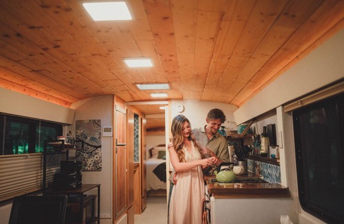 Sunny Valley House | Madrone Hideout-Artist Bus Retreat at Azalea Grove Getaway