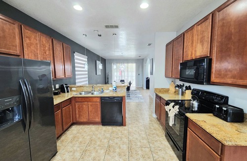 Crystal Cove House | Magical Family Retreat with Private Pool – Minutes from Disney & Universal