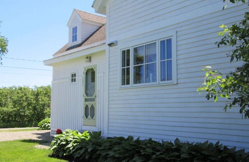 Trevett House | MAINE SALT WATER COTTAGE WITH DOCK - MINUTES TO BOTANICAL GARDENS
