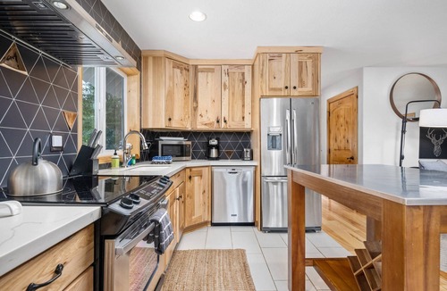 Government Camp House | Majestic Mountain Retreat, *Pet Friendly*, Large Deck w/Hot Tub, Two Kitchens, Walk to Food, Drinks
