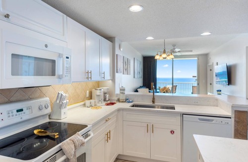 Long Beach House | Majestic T2 - 1606