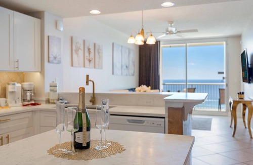 Long Beach House | Majestic T2 - 1606