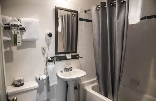 Hood River Hotel | Make Yourself at Home in This Inviting Travel Retreat! Pets Are Welcome!