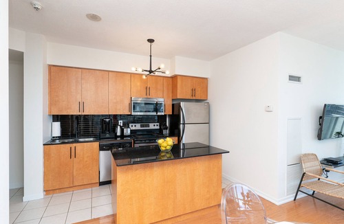 Central Waterfront Hotel | Maple Leaf Square Executive Suite