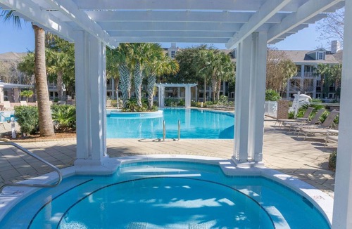 Baytowne Wharf Condo | Market Street Inn 434 - Studio with 2 queen beds, close to Baytowne Wharf!