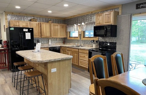 Christmas House | Massage Chair*8 separate beds*near Pictured Rocks