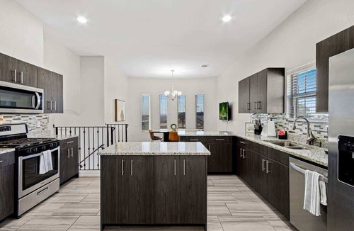 Biggs Field House | Massive Backyard! Tri Level Home 4 Bed 3.5 Bath