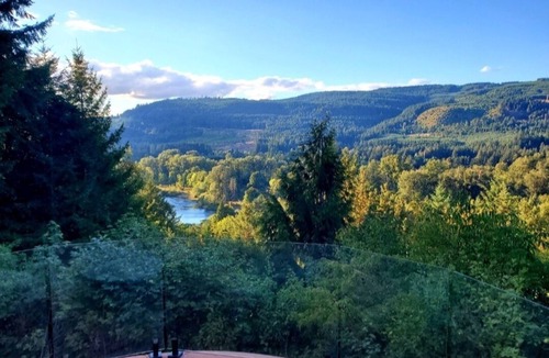 Thurston House | Mckenzie River Oasis w/massive deck & hot tub on 16 acres of old-growth forest