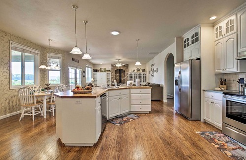McMinnville House | McMinnville Wine Country Home w/Hot Tub + Deck