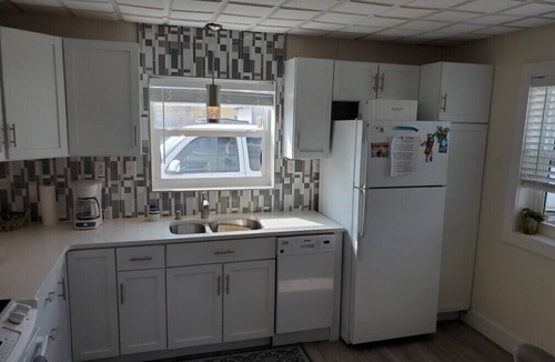 Fort Bay House | Mermaid Cottage 1 Block to Sugar White Sand and Emerald Green Water 2BD + Porch