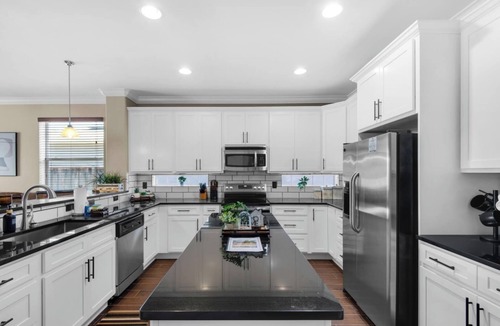 Mary Esther House | Mins to Beach Pet Friendly Private Yard WiFi