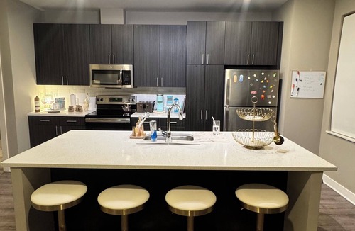 South Hills Apartment | Mins to PIT air. Walk to Dining & Shops across the street. Stadiums 18 mins