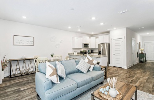 Pine Forest House | Modern 3-Bedroom Townhome with Pool Access