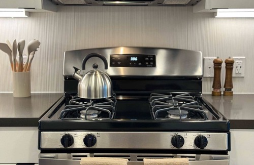 Lyon Street Apartment | Modern Apartment 10 Min to Disneyland | Pool & Gym