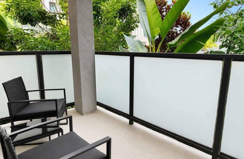 Lyon Street Apartment | Modern Apartment 10 Min to Disneyland | Pool & Gym