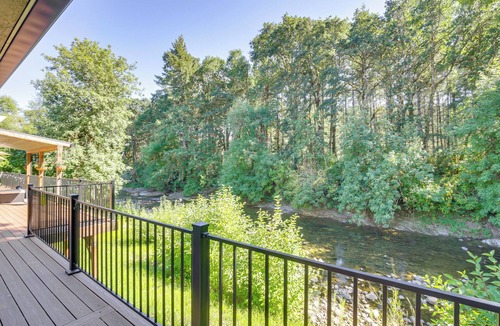 Polk County House | Modern Creekside Retreat 1 Mi to Spirit Mtn Casino