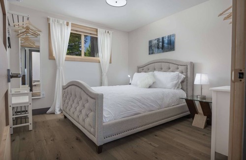 Dundee House | Modern Custom Wine Country Villa, Epic Views, Huge Decks, Hot Tub, Ping Pong, Fire Pit & Fire Table